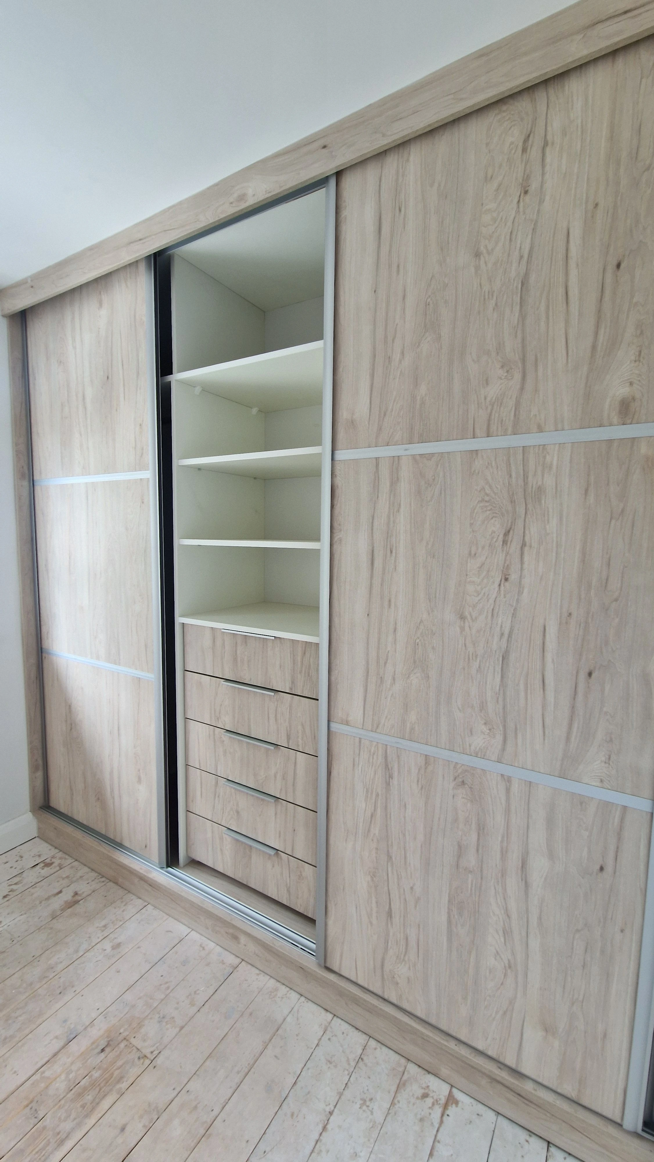 Light wood effect sliding wardrobe with internal drawers